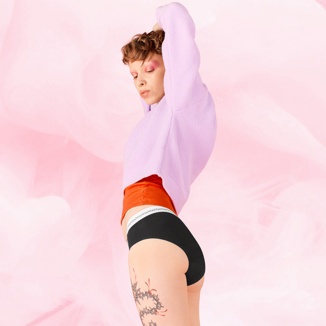 ComfortFit Essentials Hipster Logo Måttlig Mens trosor med snyggt midjeband.