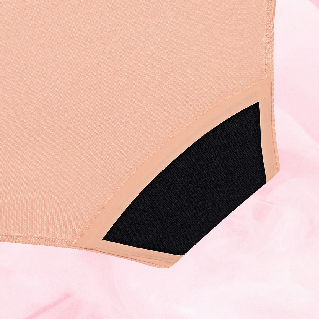 ComfortFit Essentials Hipster Logo Måttlig Mens, supermjuka menstrosor med snyggt midjeband.