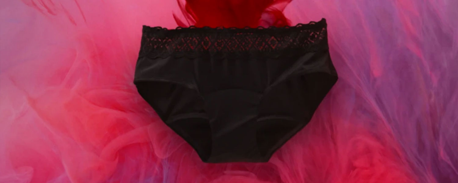 Svarta damtrosor, platt utlagda, mot röd-rosa bakgrund.