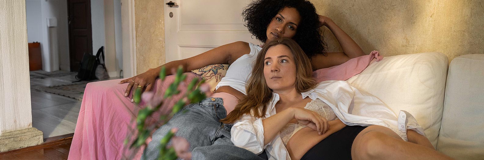 Två unga kvinnor som testar menstrosor från Libresse