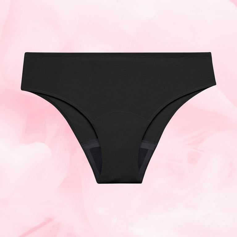 ComfortFit Essentials Brazilian Måttlig Mens-trosa, designad för bekvämt mensskydd.