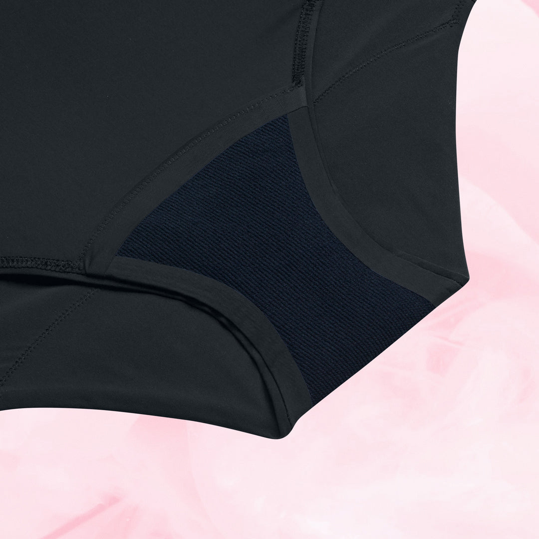 High Waist Dots Måttlig Mens Menstrosa med hög midja och prickiga mesh-sidor.