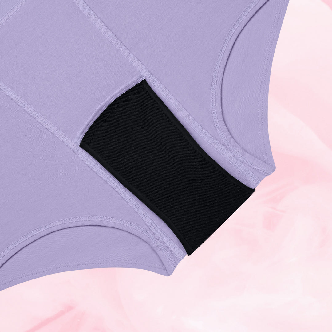 Teens Boxer Riklig Mens i närbild, lavendelfärgad med svart panel.