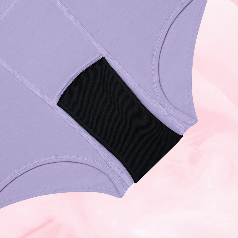 Teens Boxer Riklig Mens i närbild, lavendelfärgad med svart panel.