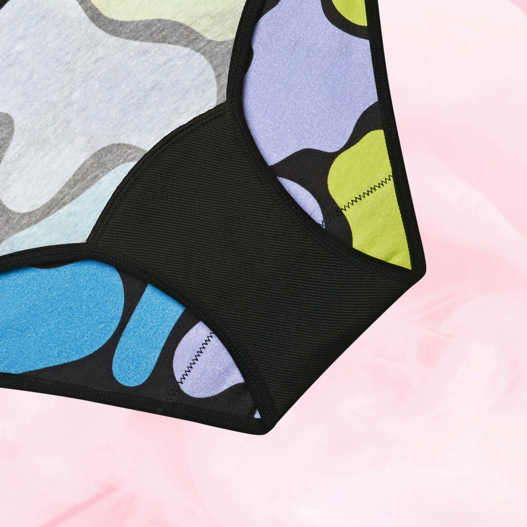 Teens Hipster Måttlig Mens i stretchtyg med abstrakt mönster.