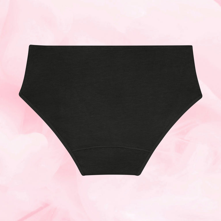 Teens Hipster Måttlig Mens 5-pack, svarta höga trosor mot rosa bakgrund.