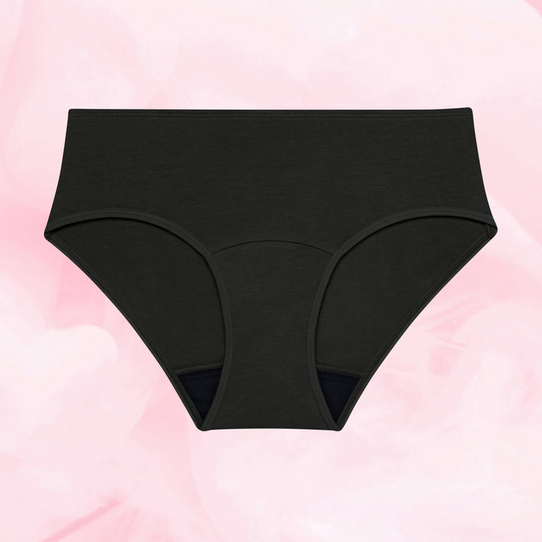 Teens Hipster Måttlig Mens 5-pack, svarta högmidjade trosor mot rosa bakgrund.