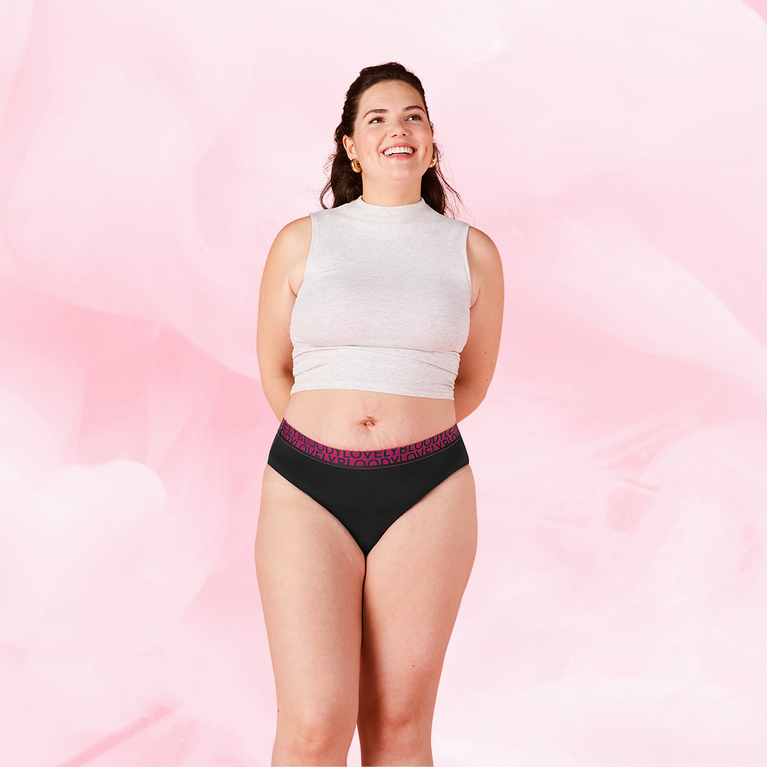 Kvinna i ComfortFit High Leg Lite Mens, avslappnad pose.