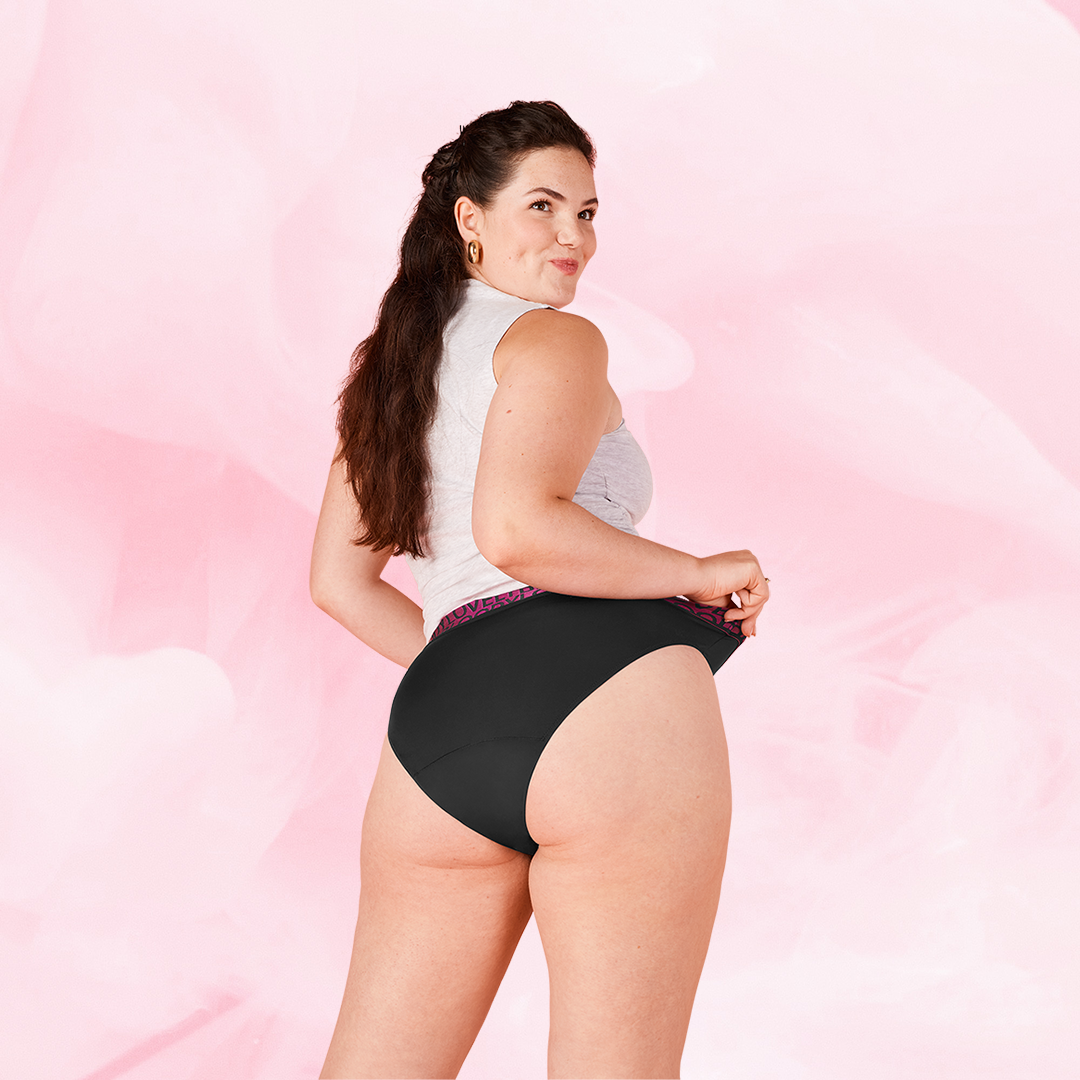 Kvinna i ComfortFit High Leg Måttlig Mens-top och högmidjade trosor.