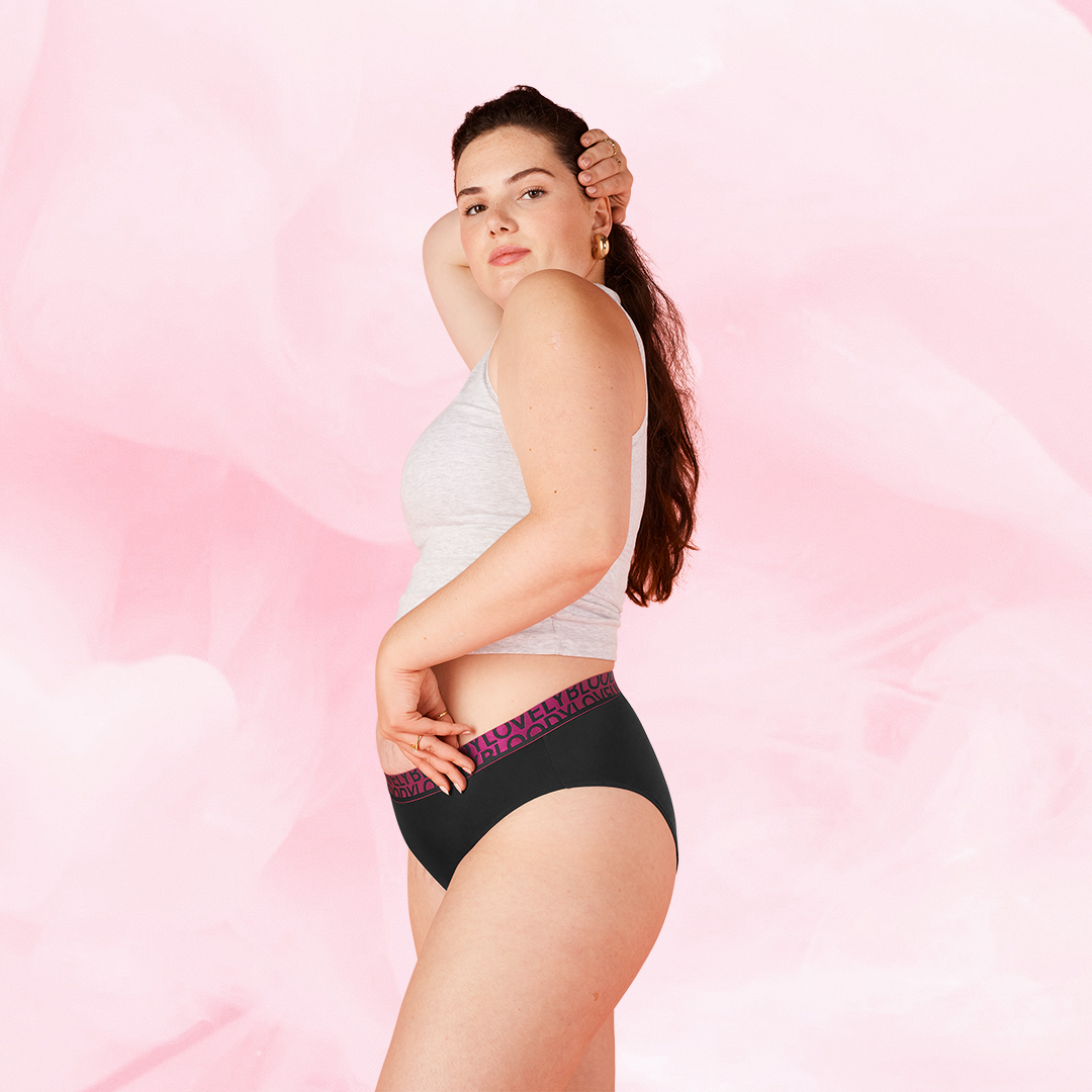 Kvinna visar ComfortFit High Leg Lite Mens trosor i profil.