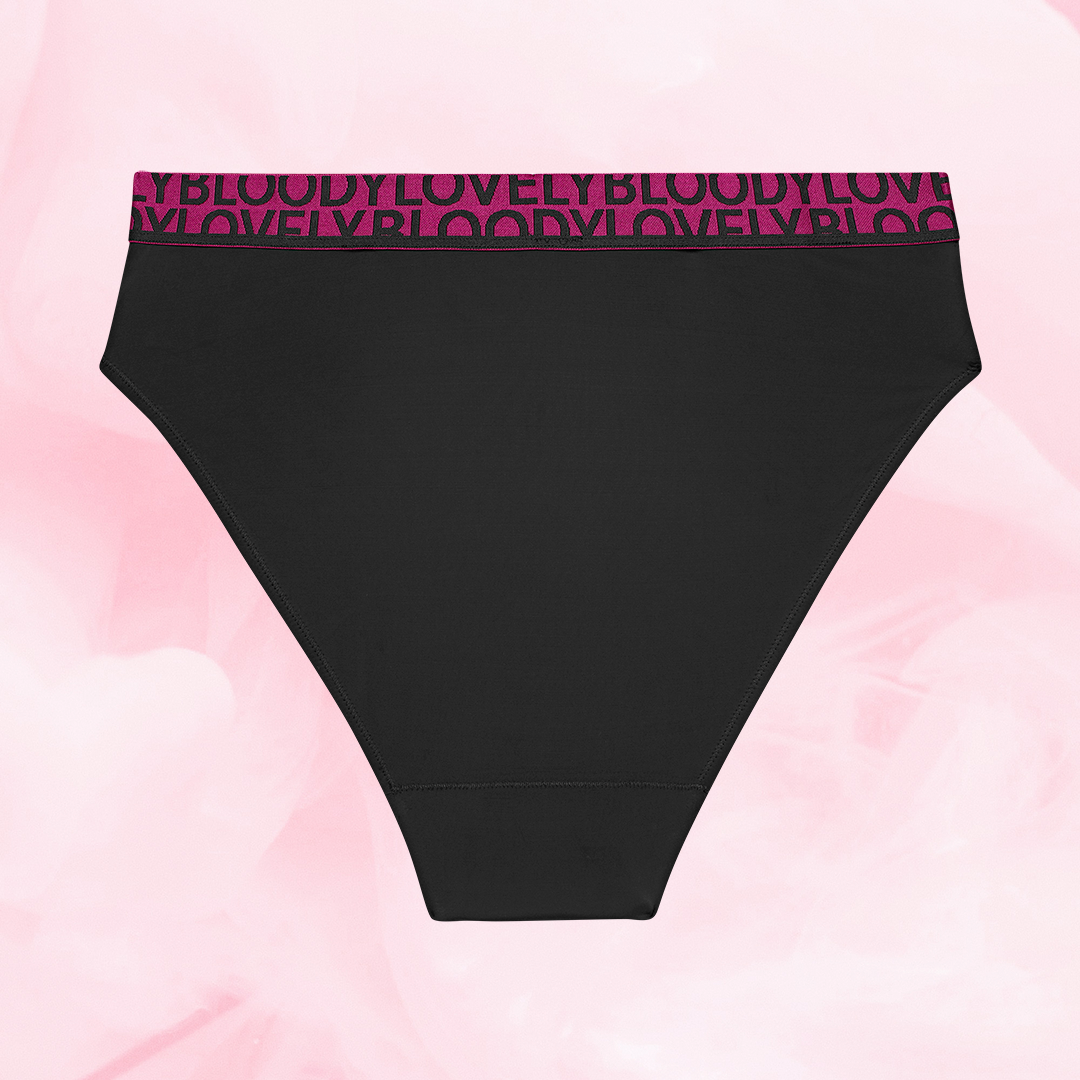 ComfortFit High Leg Måttlig Mens i svart med BLOODY LOVELY midjeband.