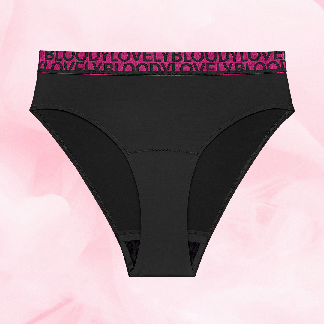 ComfortFit High Leg Måttlig Mens trosor med mörkrosa resår och text.