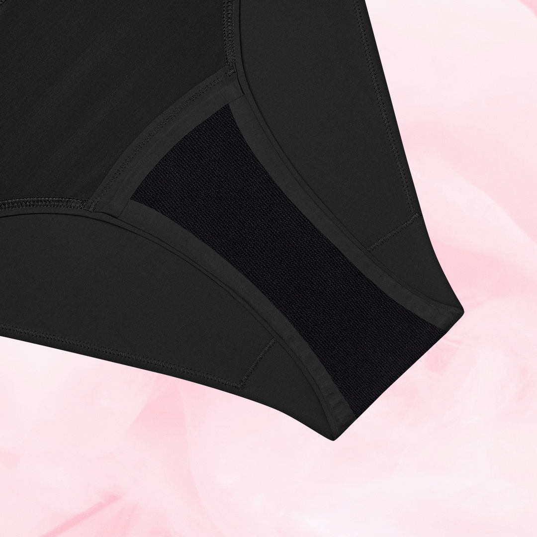 ComfortFit High Leg Måttlig Mens med konturerade paneler och texturerad gren.