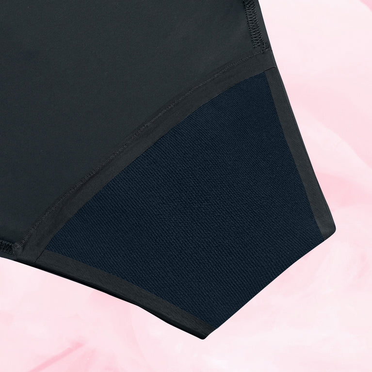 Brazilian Måttlig Mens Menstrosa med mjuk midja och piffig baksida.